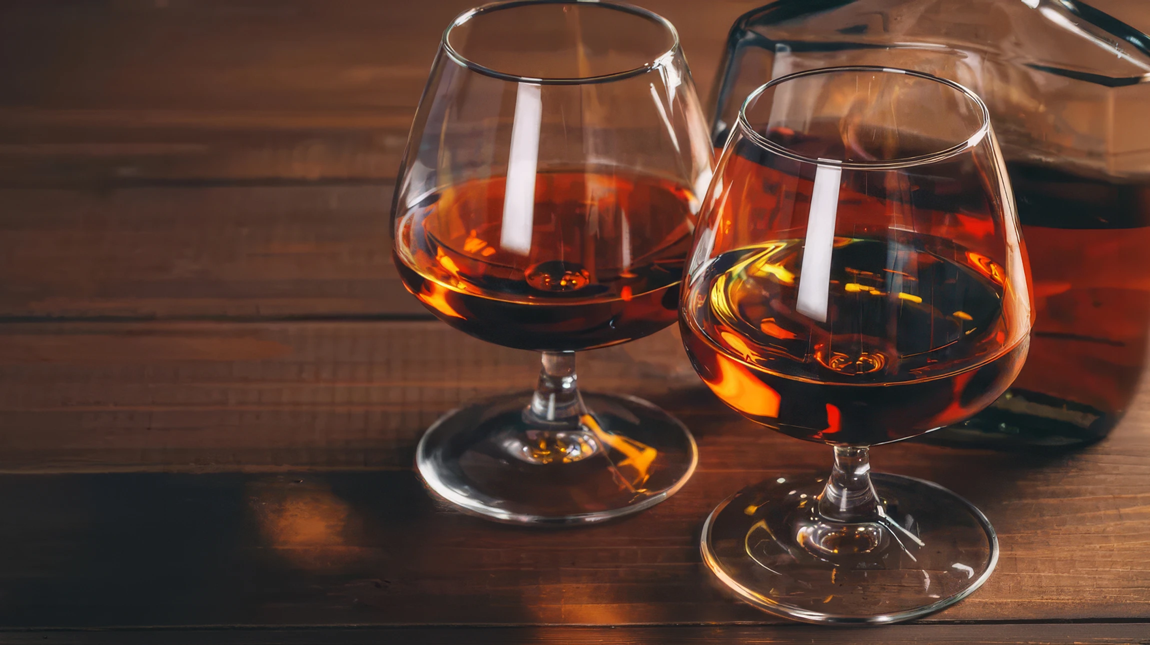 Bouteille de cognac Rémy Martin VSOP Fine Champagne Cognac sur lit de glaçons dans seau à champagne noir